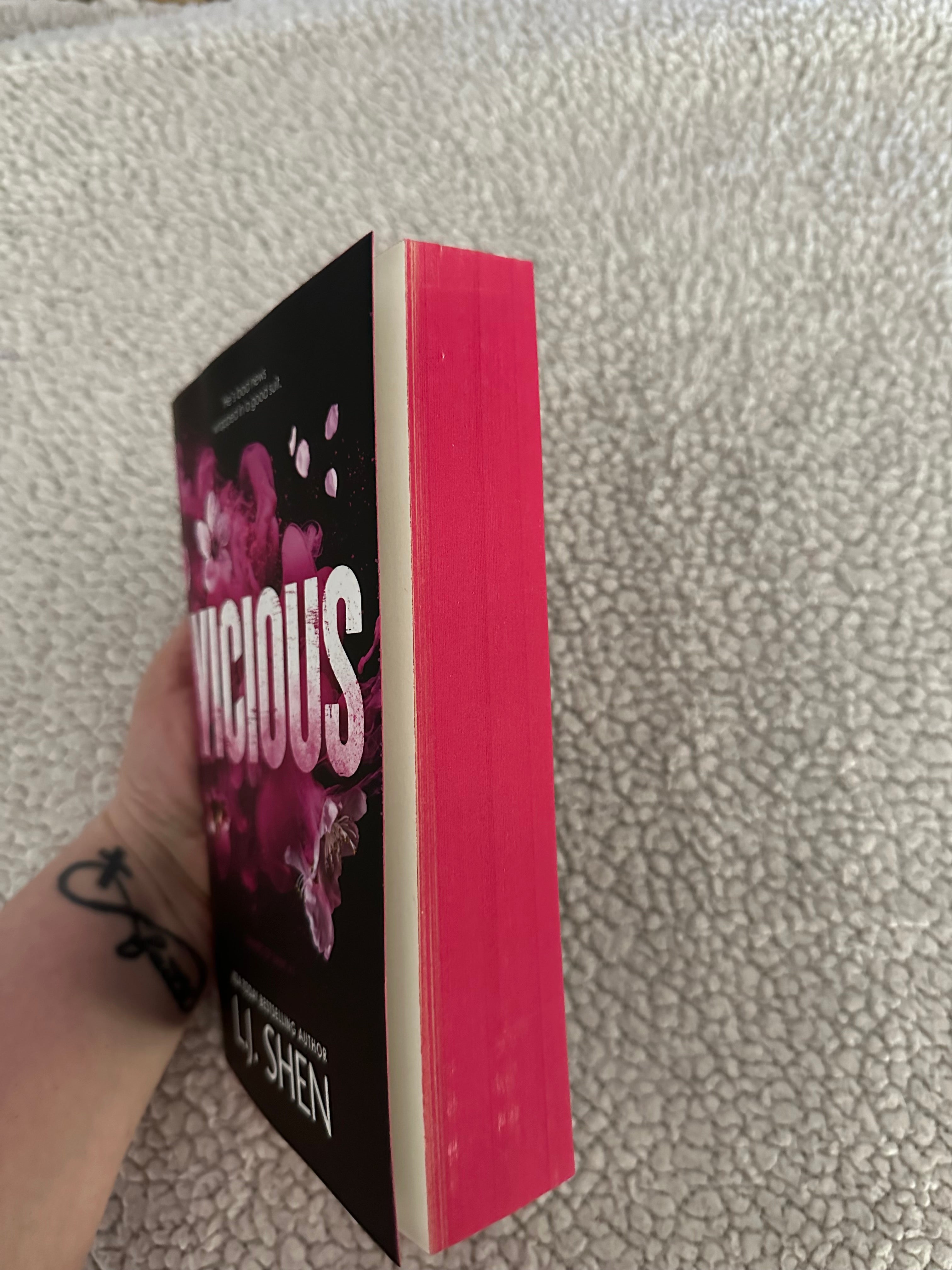 Vicious – Arctos Bookish Den
